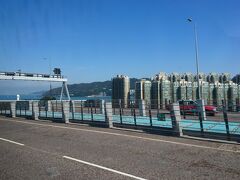 青馬大橋手前付近。

香港なので、日本と同じ左側通行。
