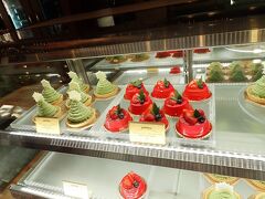 到着早々にランチを
お店に入ると美味しそうなケーキが
いっぱ～い
クリスマスツリーの様な可愛いケーキ♪