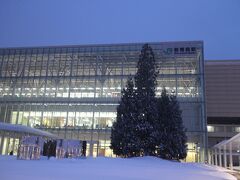 ミニバスなので、かなり混んでたけれど、このまま「新青森駅」に行けたので楽々。

新しい駅なのでピカピカ。