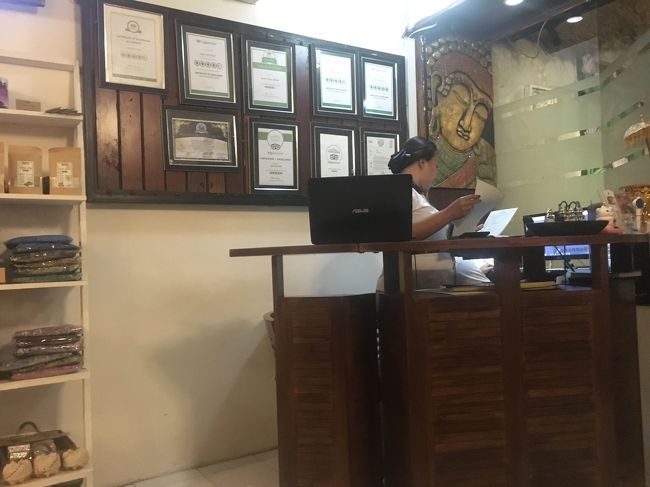 受付。トリップアドバイザーの賞状がズラリ。<br />ちょうど混む時間帯だったのか、ぞろぞろお客さんが来ます。私はWhatsAppで昨日予約してました。<br /><br />クリームバスは受付横のスペースで行うので、上半身にサロンを巻いた状態で不特定多数の人の目に触れます。それはまだいいとしてバタバタしてるんですよね、店内が。空いてる時間ならいいのかもしれません。<br />私を担当してくれた方は、ポテンシャルは感じるんですがいかんせん雑で。力はかなり強めだったので少し痛かったですね。<br />闘魂注入みたいなやつが好きなのかバシバシやってくるんですがそれがまた長いし強いしで、ちょっとなあ～<br />あと、スチームを髪に当てるんですがそれが燃えてない？ってぐらい熱くて、熱いよーって言ったら弱めてくれたけど。<br />スチーム待ちの間にジンジャーティーとさつまいものお菓子をくれます。<br /><br />私の中ではジェラティックの圧勝ですね。<br />ジンジャーティーだけジーンズスパのが良い。ちゃんと生の生姜を使ってたので。<br />仕上がりはちゃんとサラサラになりました。