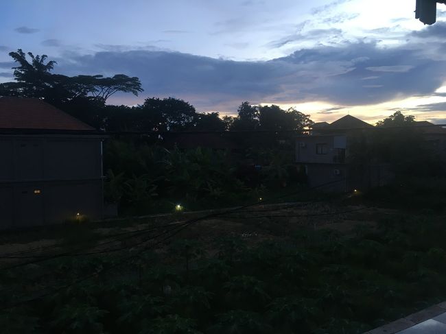 日が暮れて来ました。いい風景だなあ。雨期だから綺麗な夕陽は見られないけど。雨が上がった後の清々しさは本当にウブドらしくて好きだなと思いました。