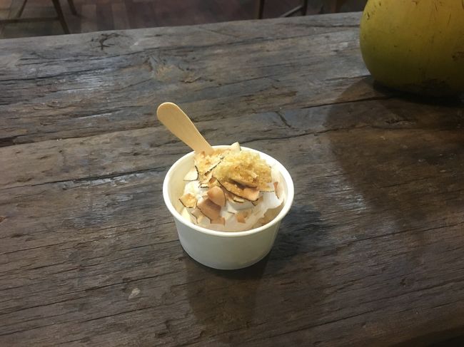 ココナッツジェラート1スクープRp 30000。<br />じわっと値上げしてる、、。相変わらず美味しいけど。<br /><br />宿に帰ると、今日は虫が全然いない、、<br />出る前にワンプッシュ虫除けしたから？<br />でも昨日はそれでも多少居たけどなあ、、もしかして動物的な勘で明日は長雨だ！屋根のある場所へ行かなきゃ！って来てたのかなあ。<br />ということは明日は晴れかもしれないですね。<br />