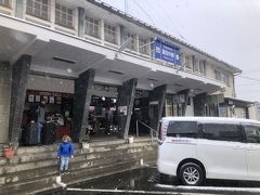 15：09

終着駅の湯田中に到着

欧米の人達も多いよ

改札を出ると各旅館のノボリを持った送迎の人達が出迎える。
ところが金具屋だけ見当たらない。
やっとバスを見つけるとほぼ満席になっており、予約してない人を受けたようだ。
送迎は予約制で事前に到着時間を告げて予約したのだが、アバウトすぎる。
連れを駅構内で待たせている事を告げるとそちらに行くと言う。
中々来ないので再度見に行くと車は無かった。おいてけぼり・・・（怒）
再度電話してきてもらう・・・