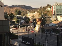 ハリウッド・アンド・ハイランドセンターからハリウッドサインが小さく見える