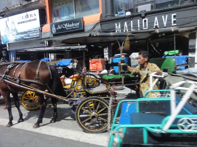 ジョクジャカルタの繁華街マリオボロに行く、馬車、車、オートバイ、ベチャと混雑が激しい。