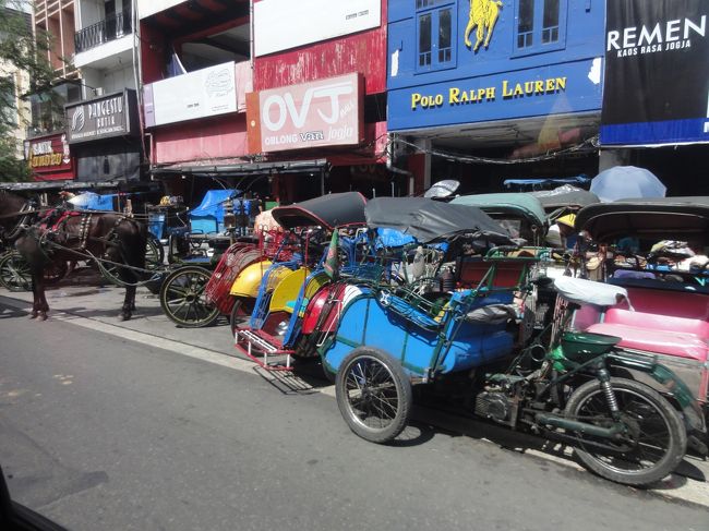 観光用馬車がいっぱい。ベチャもフィリピンのものと違い前に乗車席がある。フィリピンのトライはサイドカーのように横にある。