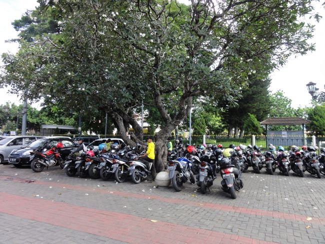 博物館の前の駐車場、オートバイがいっぱい。