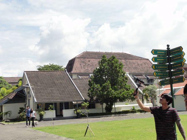 博物館を出て王宮に向かう。