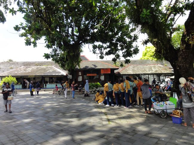 王宮近くの歯科診療所、友人の娘さんが働いている。