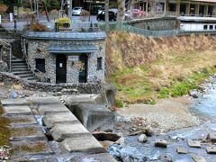 帰りのバスは13:45発なので、温泉街をぶらつく。共同浴場「河原の湯」を覗いたら誰もいなかったので、お風呂をいただいた。狭いので一度に入れるのは二人くらいかな。熱めだけど、入れないほど熱いというわけじゃなく、気持ち良かった。