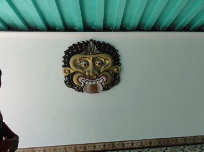 王宮では日本語を話すさんが女性がガイドしてくれました。