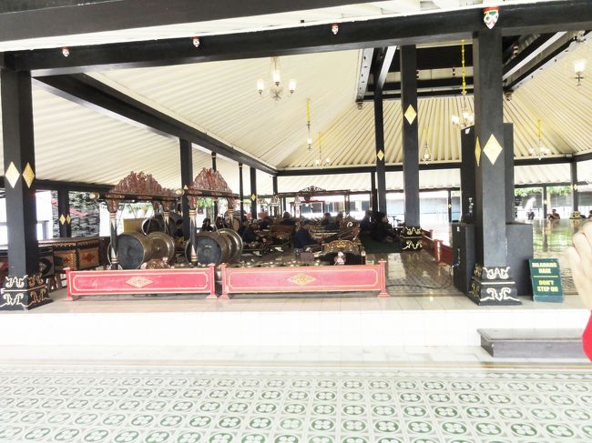 王宮ホール、がメラン音楽の奏者が準備していました。