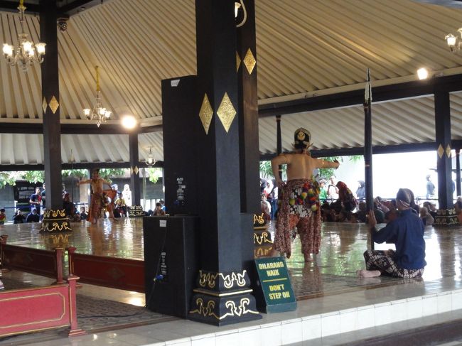 インドネシアの踊りをがメラン音楽に合わせて披露中。