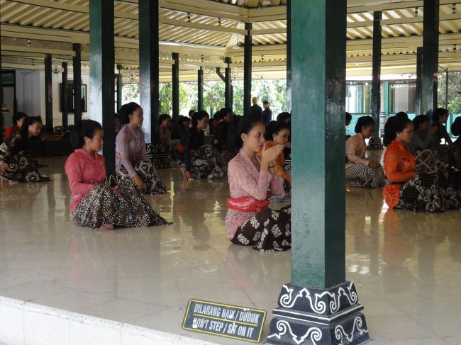 踊りの練習中。