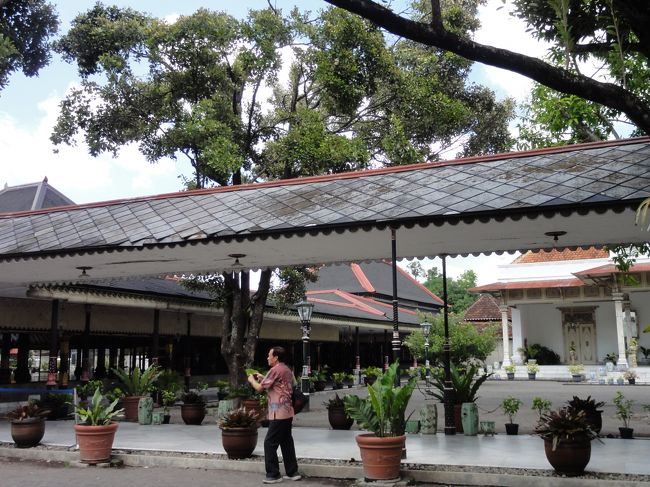 現在の王族はこの中の区切られた1画にお住まいだそうです。