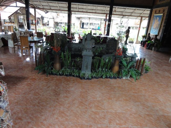 レストラン入り口、レストラは池の上に突き出すように作られており、池には鯉真ん中の島では音楽を演奏していた。