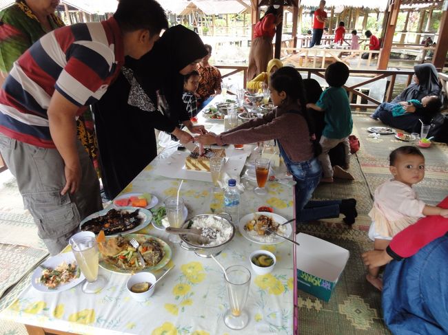 ごちそうがいっぱい。みんなが準備しています。