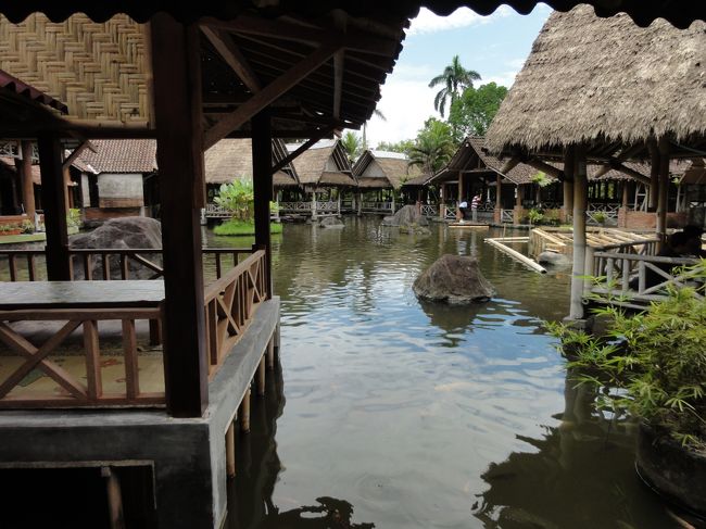 水上レストランはなかなか風情があります。