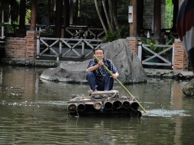 おじいさんがプレゼントを携え筏に乗って、やってきました。