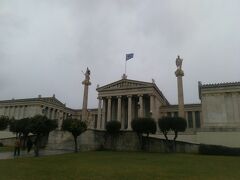 アテネ国立図書館。今回のアテネ滞在ではギリシャの威厳を感じることが多かったです。
国旗から風の強さがわかります。