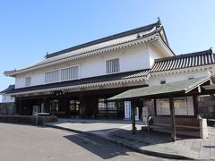 島原駅は、島原城の大手門をモチーフにした趣のある駅舎です。
