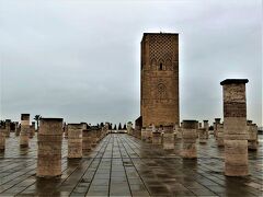 ＃未完成の塔　ハッサンタワー

モロッコの首都ラバトからの旅は雨ではじまった。
ハッサンの塔はイスラム教のミナレット（一日5回の礼拝を呼びかける為のもの）は、1195年に建築をスタートした。当初は88ｍの高さを予定していたが、4年後に当時の君主が死亡したので工事がストップしてしまった。ゆえに高さは44ｍで未完成のままだ。
それでもスペインのセリビアのヒラルダの塔、後日行くマラケシュのクトゥビアの塔に並んで世界最大級の大きさ。

ちなみにハッサンとはアラビア語で「善」を意味する、ゆえにハッサンという名前の男性も多いそうだ。ムーア式の塔の4面はそれぞれ模様が違いって見ごたえがあります。


