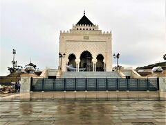 ＃ムハマド5世霊廟

ハッサンの塔の向いに建てられている、フランスからモロッコの独立を勝ち取った国王ムハマド5世、その息子のハッサン2世とその弟ムーレイ・アブドゥラー王子が眠る霊廟。1973年に完成。
美しい曲線を描くアーチ、レース編みの模様のような白い壁とピラミッド形の緑の屋根のコントラストが素晴らしい。