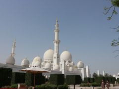 2日目。
個人的に一番楽しみにしていたアブダビ・グランド・モスク！
すべてが美しかったです。
「百聞は一見に如かず」です。
ご興味のある方は絶対に行ってください。