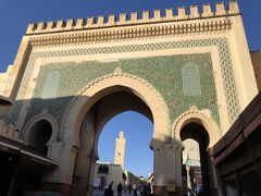 ＃ブー・ジュルード門

14ある城門のうち最大の門で、西門。
外側は青（フェズの色）、内側は緑（イスラムの色）のタイルのアラベスク模様が施されています。フェズの旧市街の象徴的な存在。

