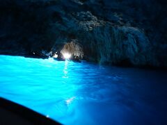 待ちに待った、青の洞窟です！！！
実は、たーくさん写真を撮ったのですが、コンデジなこともあって、暗いわ（フラッシュたくとうまく撮れない）、揺れるわで、使える写真はこれくらい。
目に焼き付けるしかないってことですね。