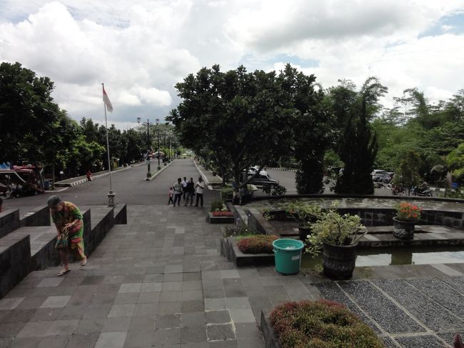 記念館より下の方に向かって。