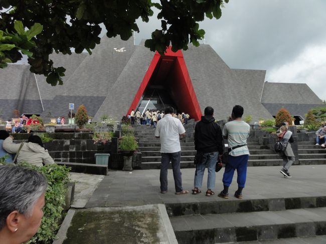 ムラピ山はインドネシアでも最も活発な火山の一つで、1548年以来68回爆発を起こし多数の死者を出している。最近でも2010年の噴火では300人以上の死者を出したとのこと、雲仙普賢岳と同じように火砕流が発生するようです。また2006年の地震ではジョクジャカルタで甚大な被害を出し、プランバナンで多くの塔の倒壊をおこしたようです。