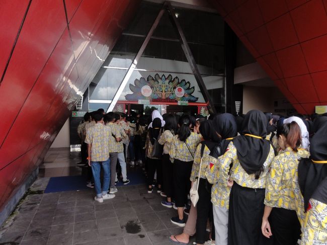 記念館内部、修学旅行生がいっぱいいました。噴火の時の映画を上映していました。