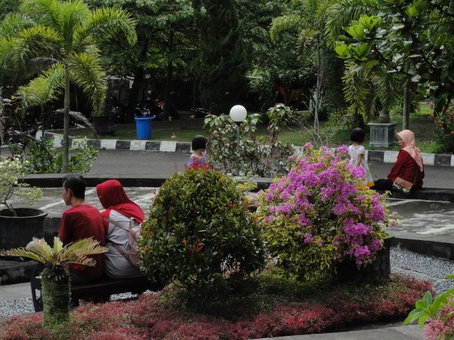 ムラピも四五日前に小規模な噴火を起こしたようですが、記念館の周りでは人々はリラックスしていました。
