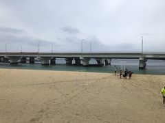 空港から1番近いビーチ、波の上ビーチに来た。
読谷では海を見られなかったので、帰る前に一度、一目見たかった。