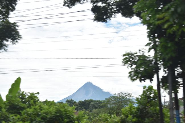 四五日前にも小規模な噴火があったムラピ、インドネシアの中でも特に活動の活発な火山。