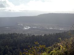 キラウエアのカルデラ、ハレマウマウ火口。水蒸気があちこちから上がっています。