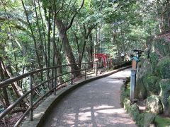 静かな万葉公園を散歩して