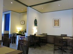 意外に長居をしてしまったので、バス通りに戻った頃には昼になっていた
食事処を探してぶらぶらしている時に見つけたイタメシ屋