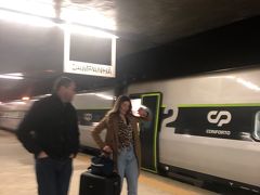 サンタアポローニャ駅からポルトガル鉄道でポルトへ向かいました。
2等車利用。
予めwebで切符購入をしていたので、車内改札では印刷した切符を見せました。ポルトガル鉄道は驚きの安さです。

車内は綺麗で、二等車でもコンセント有り、フリーWiFi快適で良かったです。
荷物置き場もあり、スーツケースを置きました。

ポルトカンパーニャ駅に着いたのは19:50。
カンパーニャ駅の券売機でメトロ切符を購入し、ホテル最寄りのエロイズモへ。

