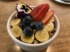 マッサージが終わった頃にお腹が空いてきたので
ロイヤルハワイアンセンターの
アイランドヴィンテージコーヒーへ。

ハワイに来てからまだアサイーボウルは
食べてなかったので美味しくいただきました。
