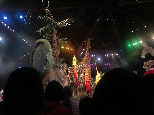 わお　いっぱい出てきます　長蛇の列でここに並んでる人は1時間後だよーと案内のおじちゃまがきましたがさらりとスルーして笑、根気よく待ち続けたところラストの2人でギリギリはいれて座って見れました！やったー！