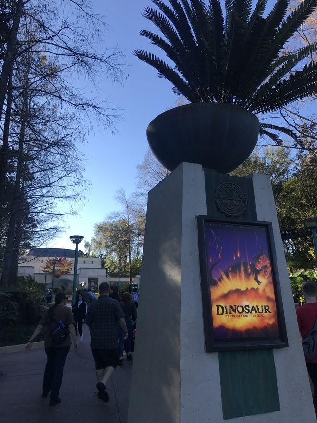 ダイナソーはまさかの10分待ちでラッキー！