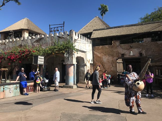 スペインのアムハンブラ宮殿に似た雰囲気の場所があったな、、陽気に音楽を奏でるおじさんがいて周りに人が集まってブーゲンビリアが咲き乱れて。色と音があふれるこの空間、大好きでした！