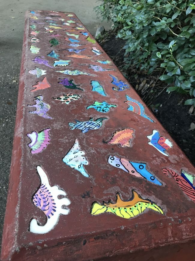 ベンチにもかわいいイラストが、、こうした小さな遊び心がさすがのディズニーですよね！