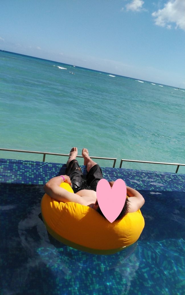 ぴーちゃんもカバナ＆インフィニティプールの虜♪