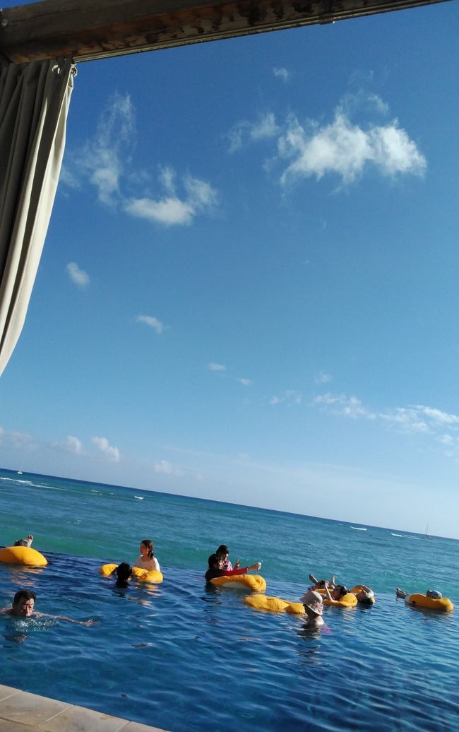 カバナでの嫌な陰口をつい思い出しちゃうけど<br />本当に色々言われた！<br />「カバナはそこまでの価値はない！プール前の二人用ベッドで十分」って<br />私が買うのを批判したり(怒)<br />だけどどう？<br /><br />カバナ最高です!!!!!!<br /><br />I love  Cabanas☆☆☆☆