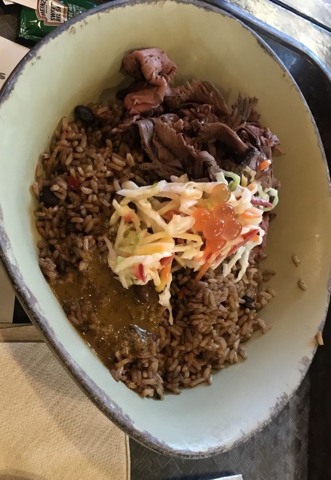 上に乗ってるいくらみたいなのがゼリー？で謎でしたが笑、お米にスパイシーな味付けで、美味しかったです！