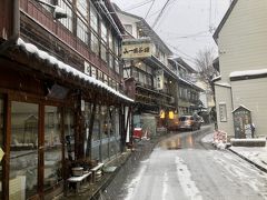 雪の降る渋温泉街

コンビニは無いけどそれに近い酒店はありました。

素泊りでもそれなりに食事場所はあるようだ。