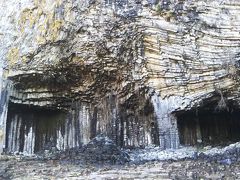 玄武岩の柱状節理がよく見られます。これを見て、江戸幕府の儒学者、柴野栗山が、伝説上の動物である玄武の姿に見えることから「玄武洞」と名付けたそうです。
玄武洞は約160万年前の噴火によって噴出されたマグマが冷却されて、玄武岩溶岩の厚い層が形成され、さらに河川による侵食により、玄武岩塊がむき出しとなったことでできたそうです。ただ、洞窟のようになっているのは、昔、人の手により採掘されていたためだそうです。
人の手により…と聞くと少しだけ「自然を壊してしまった」という悪いイメージを持ってしまいます。ですが、そのことは同時に昔の人がどのようなことをしていたのかを現代に伝えてくれる重要な証拠でもあるということで、それはつまり人間の歴史と言って良いと思います。だからといって今同じことをして許されるわけではありませんがね。同じような例に、大谷石の採掘が行われていた宇都宮の大谷石採掘場や、東尋坊(明治時代に一部のみ)があります。